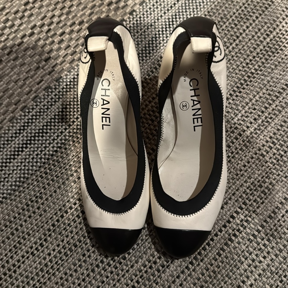 Chanel Vintage Spirit leather heels w/grosgrain trim, cap toes and heel tabs - Picture 3 of 13